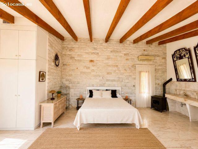 Villa mediterránea exclusiva con vistas al mar, piscina privada y autonomía energética en la Costa B