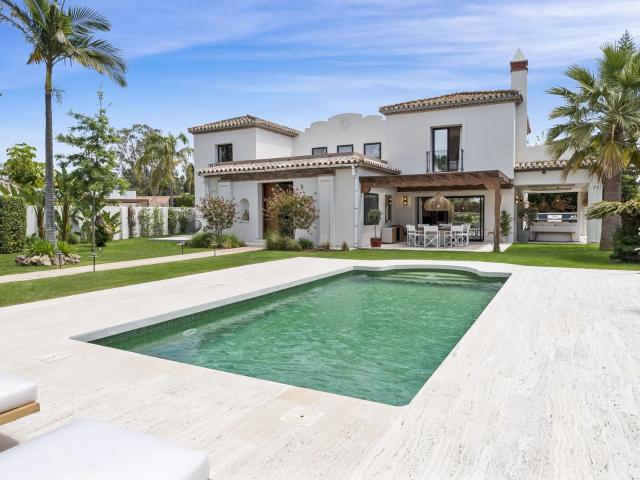 Villa mediterránea iluminada por el sol: Momentos desde el mar en Casasola Estepona Este