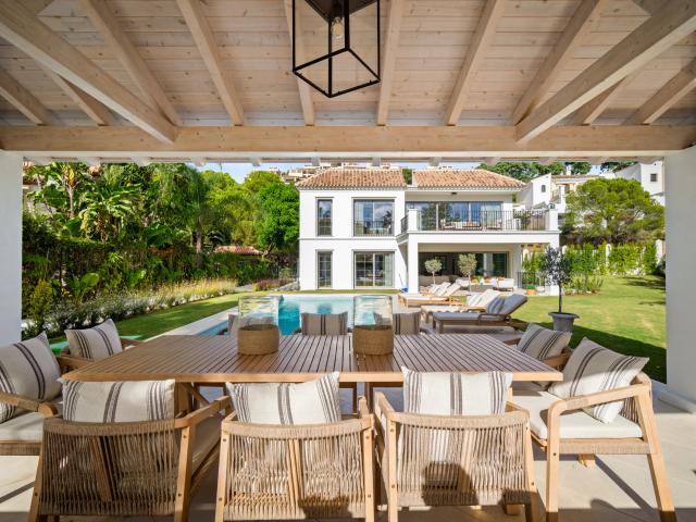 Villa mediterránea moderna con entorno verde en Los Arqueros Benahavís