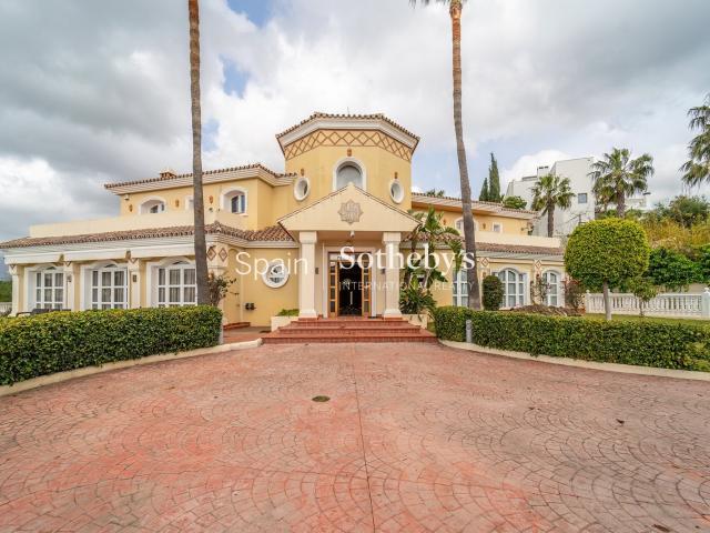 Villa Mediterranean Charm es una excepcional residencia de l. 848m² Estepona