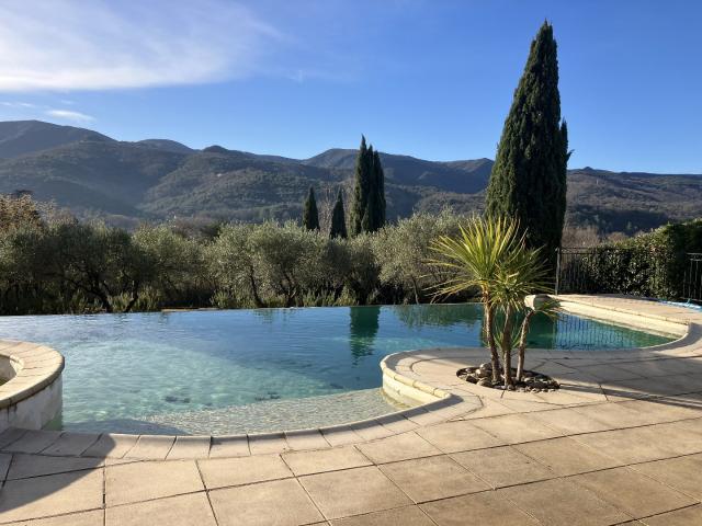 Villa méditerranéenne avec piscine et vues dominantes
