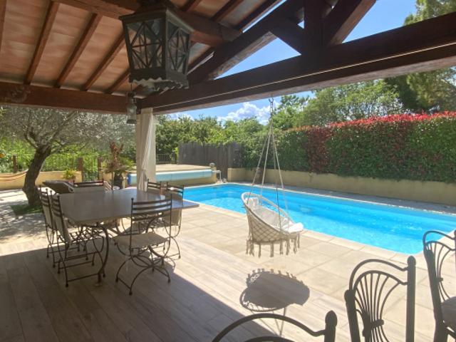 Villa méridionale avec terrain et piscine