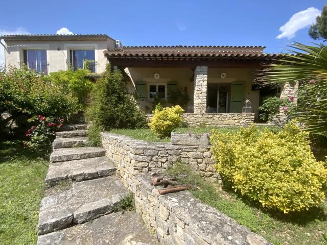 Villa méridionale avec terrain et piscine