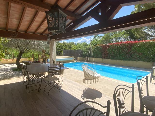 Villa méridionale avec terrain et piscine