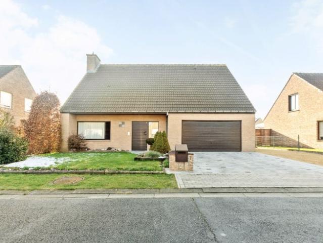 Villa met 3 slaapkamers, ruime garage en tuin op 665m²