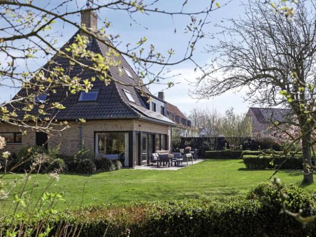 Villa met 5 slaapkamers te midden van het groen in Oostkamp