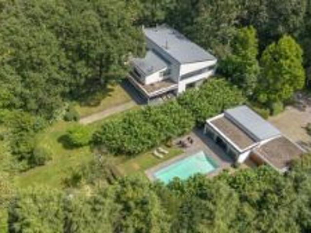 Villa met 5 slaapkamers, buitenzwembad en ruim bijgebouw