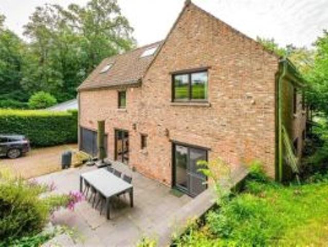 Villa met 6 slaapkamers op een perceel van 12a 45ca