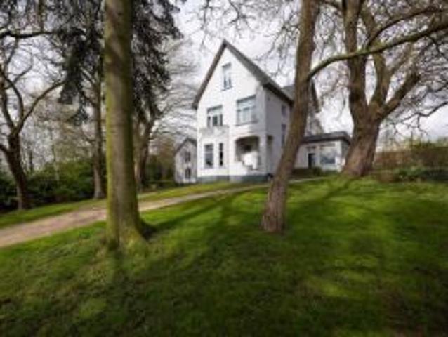 Villa met bijgebouw op een terrein van 10.972m²