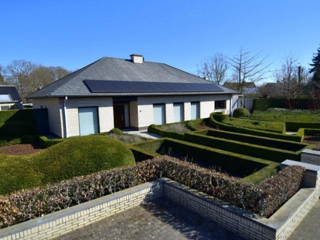 Villa met uitstraling te koop op 1922 m² grond nabij het ce