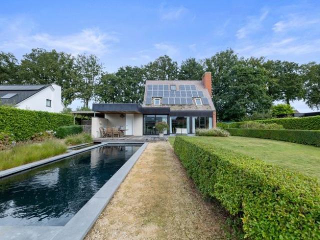 Villa met zwemvijver op top locatie te koop