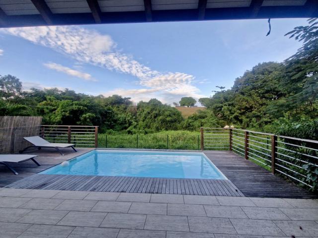 Villa meublée F5 avec piscine Saint Anne Disponible en m