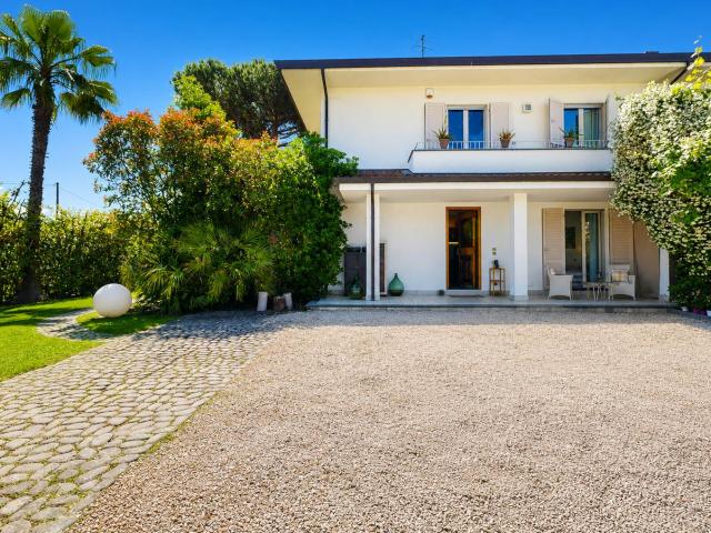 Villa Mimi – Elegante villa con giardino privato e jacuzzi vicino Roma Imperiale
