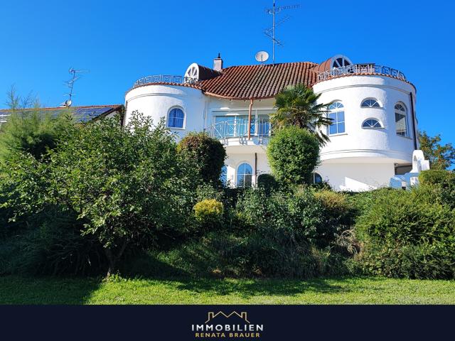 Villa mit 3 Wohneinheiten und großem Garten zum Top Preis!