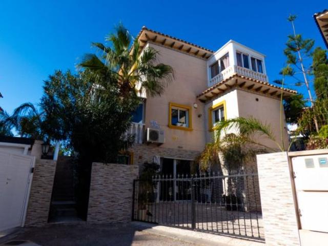 Villa mit 4 Schlafzimmern, 3 Bädern, Dachterrasse, Privatpool und schönem Ausblick