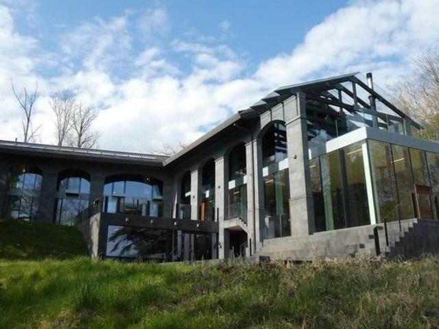 Villa mit Garage und Garten