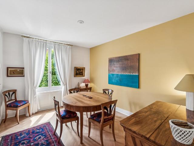 Villa mit grosszügigen Volumen und bewahrter Privatsphäre im Herzen von Yverdon
