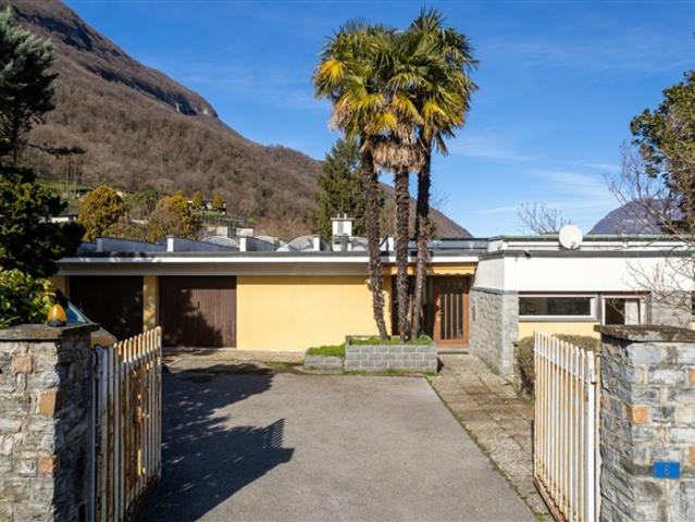Villa mit grossem Grundstück und Landreserve R2 / Villa con ampio terreno e riserva edificabile R2 / Villa mit großem Grundstück und Entwicklungsgebiet R2