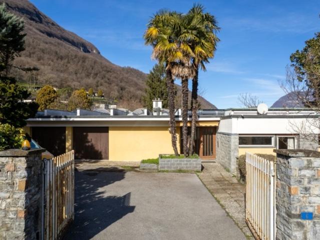 Villa mit grossem Grundstück und Landreserve R2 / Villa con ampio terreno e riserva edificabile R2 / Villa with large plot and development reserve R2