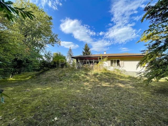 Villa mit hohem Potenzial auf einem großen und ruhigen Grundstück