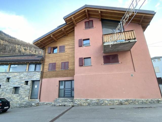 Villa mit Hallenbad im Zentrum des Dorfes