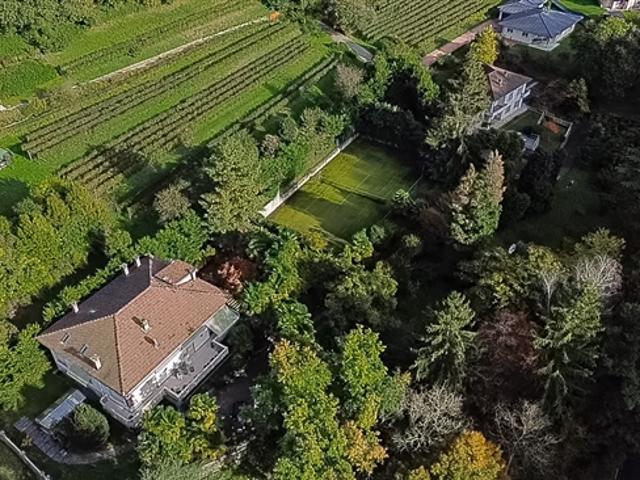 Villa mit herrlichem Park und Tennisplatz