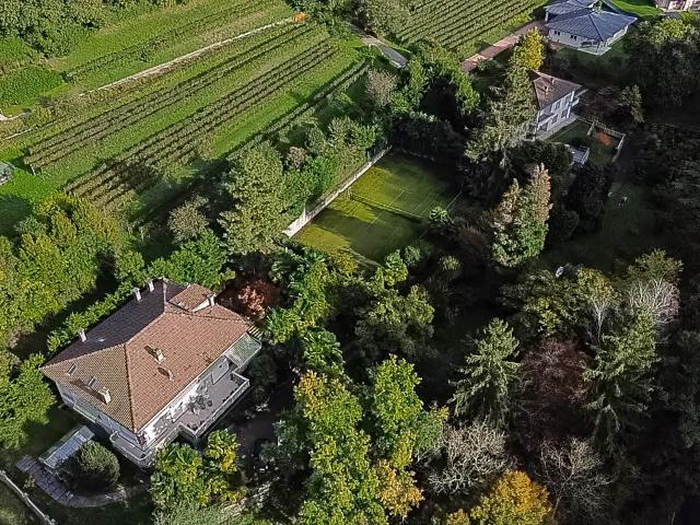 Villa mit herrlichem Park und Tennisplatz