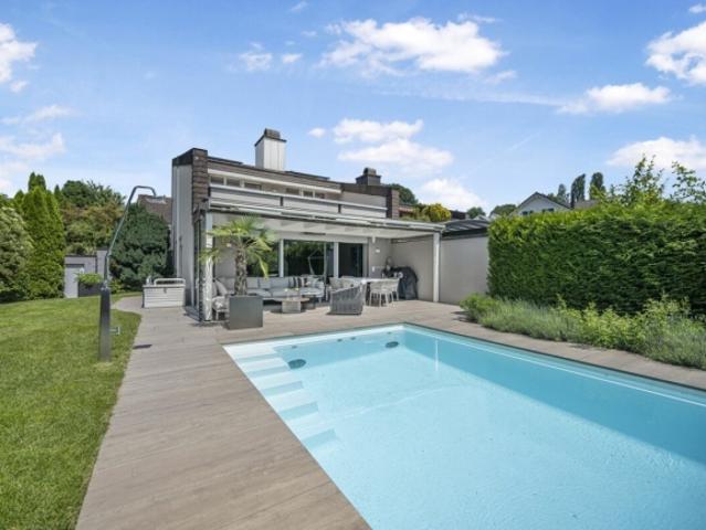 VILLA MIT SCHWIMMBAD, WEITBLICK UND PRIVATSPHÄRE