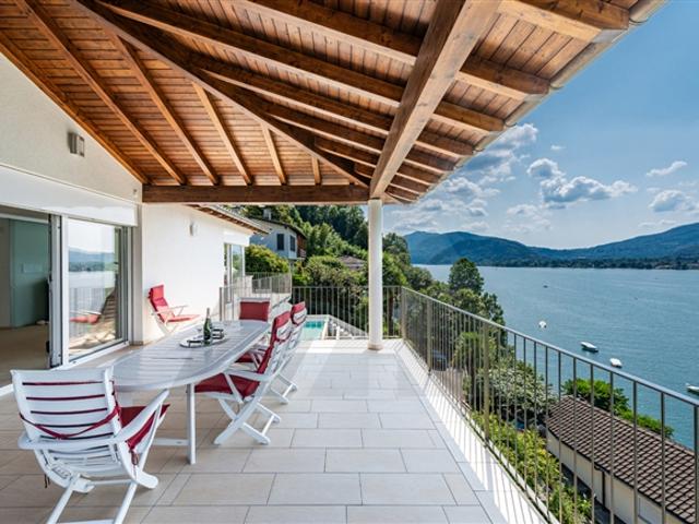 VILLA MIT SEEBLICK UND AUSSENPOOL