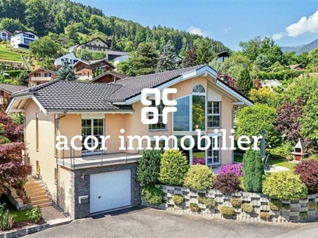 Villa mit spektakulären Volumina, die auf die Alpen hin blickt