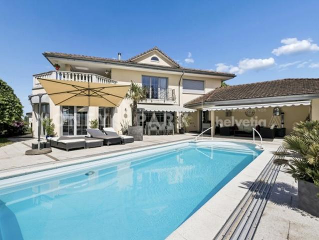 Villa mit Pool, Seesicht und unverbaubarer Lage mit Weitblick ins Grüne