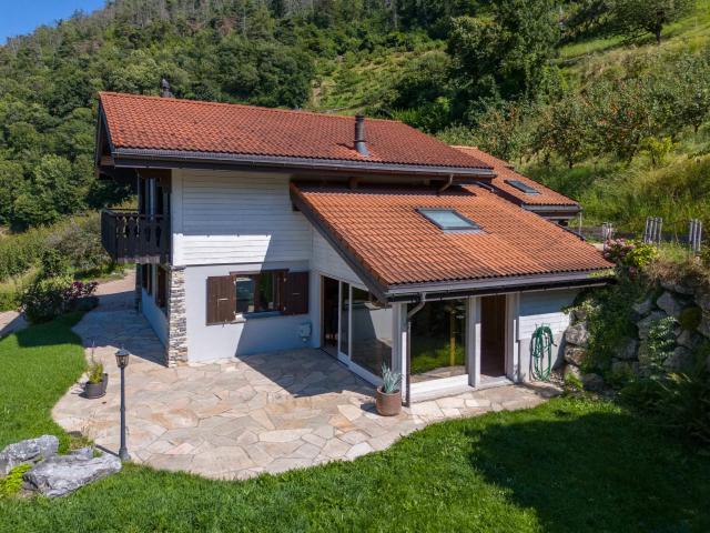 Villa mit Wellnessbereich inmitten von Aprikosenfeldern