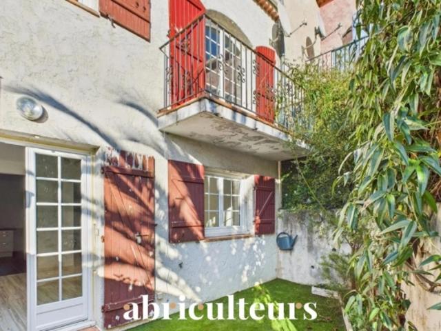 Villa mitoyenne 89m2 avec jardin, 3 chambres, combles aménagés et accès piscine Domaine sécurisé à Villeneuve Loubet
