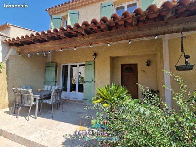 Villa mitoyenne de type 4 avec jardin dans clos sécurisé, au calme, proches centres commerciaux et écoles