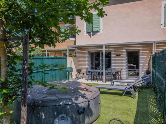Villa mitoyenne récente proche du village 87m² Grimaud