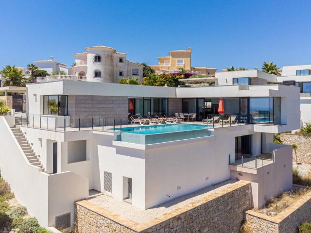 Villa moderna con vistas al mar y apartamento de invitados e. 328m² Benitachell