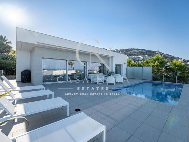 Villa moderna con vistas al mar y licencia turística en Cumb. 229m² Cumbres de Alcalali