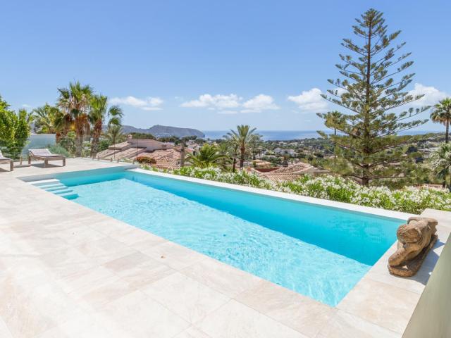 Villa moderna con espectaculares vistas al mar en venta en Moraira