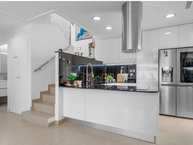 Villa moderna con piscina privada, 3 dormitorios y 3 baños