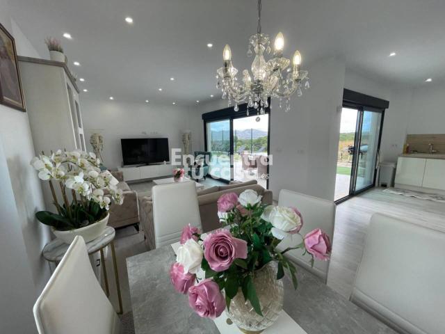 Villa moderna con piscina privada, 3 suites, parcela de 527 m² y posibilidad de ampliación a 4 dormitorios en Las Orquíd