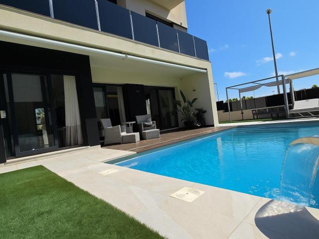 Villa moderna con piscina privada en Lomas de Cabo Roig