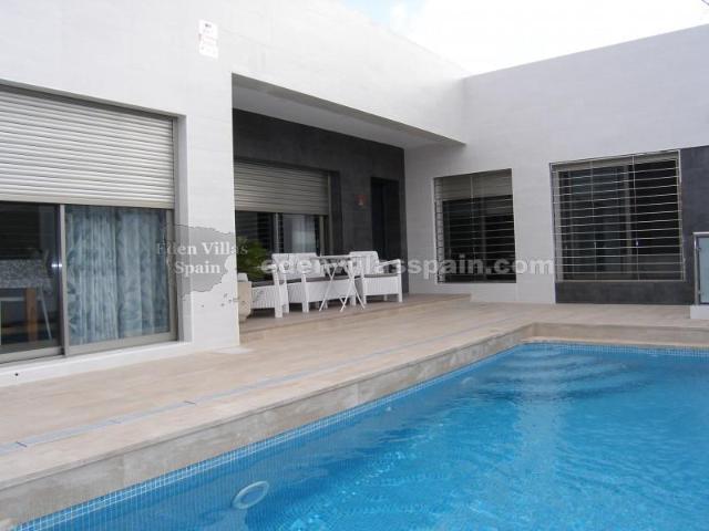 Villa Moderna Con Piscina Privada Y Garaje A Poca Distancia. 200m² Alicante