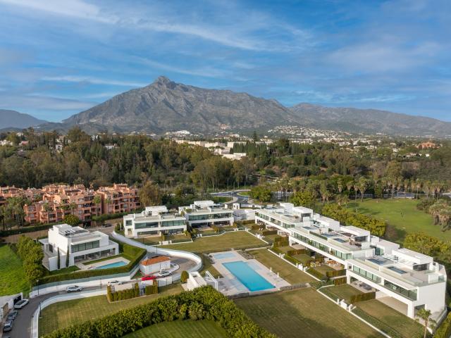 Villa moderna con retiro privado en azotea en la comunidad de Vilas 12 Marbella Golden Mile