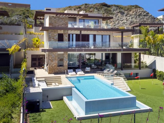 Villa moderna de cuatro plantas con piscina infinita en Be Lagom Benahavís