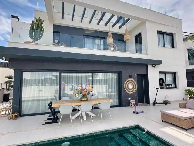 Villa moderna de prestigio independiente en La Finca Golf, A. 150m² La Cava