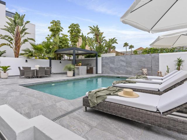 Villa moderna de tres dormitorios en Nueva Andalucía con men. 252m² Marbella