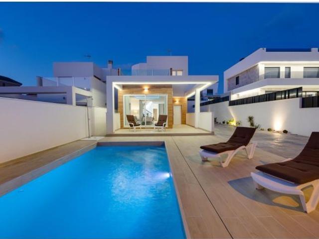 Villa moderna de 3 dormitorios con piscina privada en Aguas Nuevas, Torrevieja