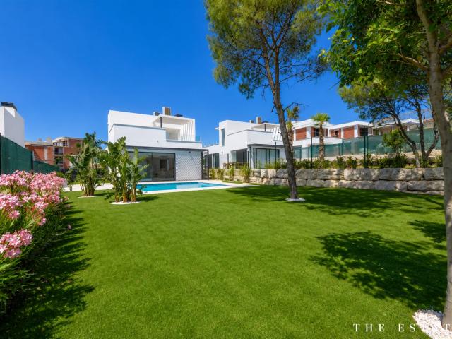 Villa moderna de 3 dormitorios con piscina privada en Sierra. 231m² Finestrat