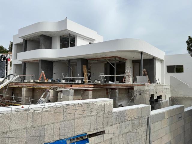 Villa moderna con vistas al mar en Moraira, lista para entrar a vivir a solo 3 km de la playa
