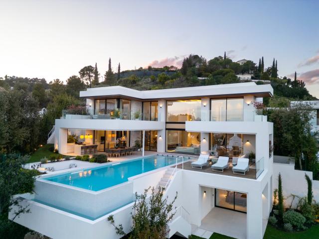 Villa Moderna en Colina con Luz Excepcional y Ubicación Elev. 820m² Benahavís